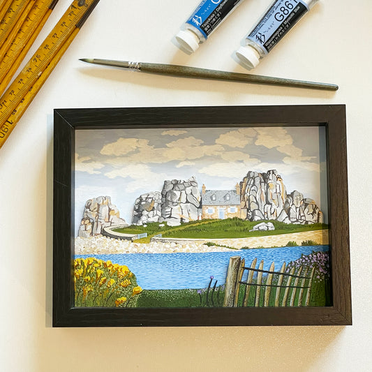 Diorama réalisé en pièce unique, ce diorama représente la maison Castel Meur de Plougrescant en Bretagne. Réalisé à la gouache extra-fine, sur trois plans en papier épais. Cadre noir.